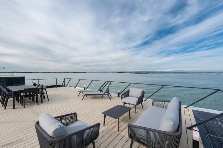 AQVA The Exclusive Houseboat Venice gallery image 5