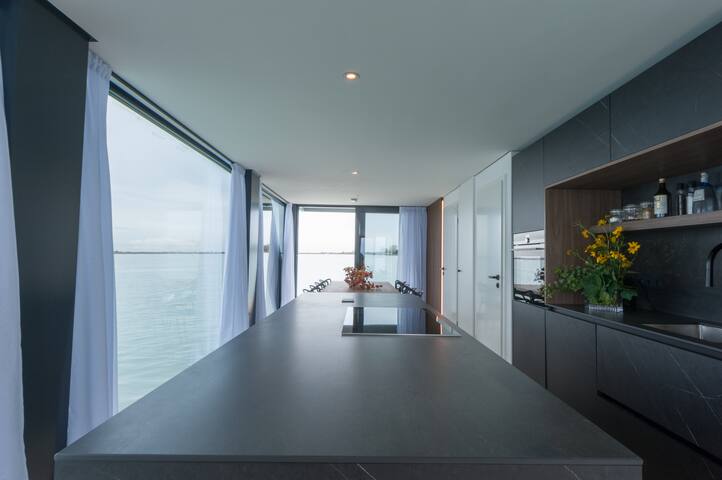 AQVA The Exclusive Houseboat Venice gallery image 3