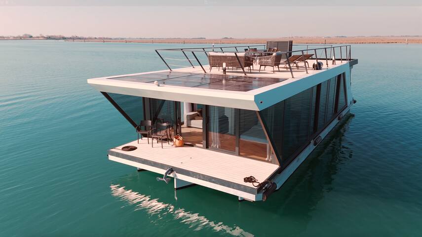 AQVA The Exclusive Houseboat Venice