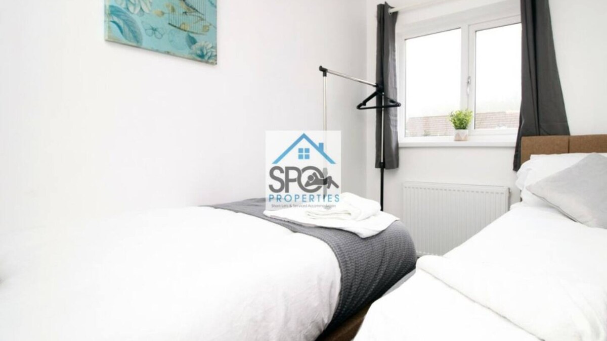 Mojawapo ya vyumba viwili vya kulala katika malazi yetu yaliyowekewa huduma huko Caerleon, Newport. Inajumuisha vitanda viwili vya mtu mmoja na hifadhi ya kutosha. Inafaa kwa timu za wakandarasi au sehemu za kukaa za kibiashara za muda mrefu.