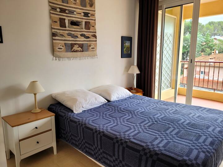 Საძინებელი იხსნება ტერასაზე