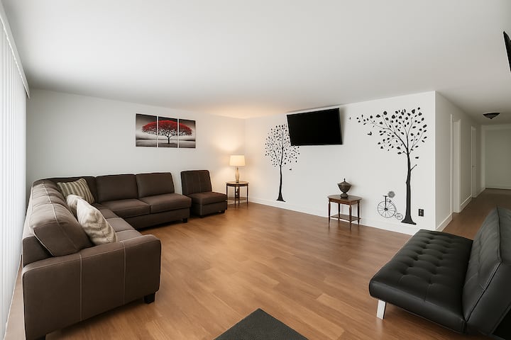 Lux Group Retreat -Fast Wi-fi + Game Room+ Firepit - Grandville, MI