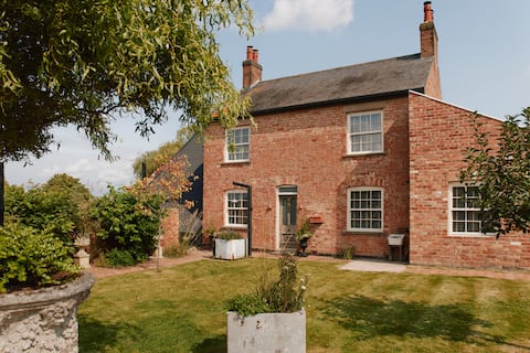 Beautiful Farmhouse with Hot Tub & Sauna Sleeps 8