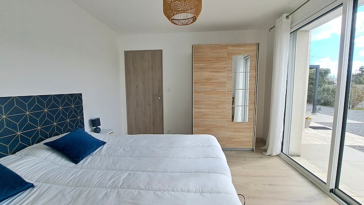 Chambre 2 au RDC avec lit 180x200 (ou 2 lits simples 90x200, penderie et acces au jardin