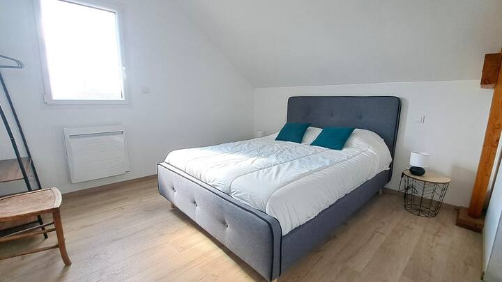 Chambre 3 au 1er étage avec lit 160x200 et salle de bain attenante avec wc, lavabo et douche