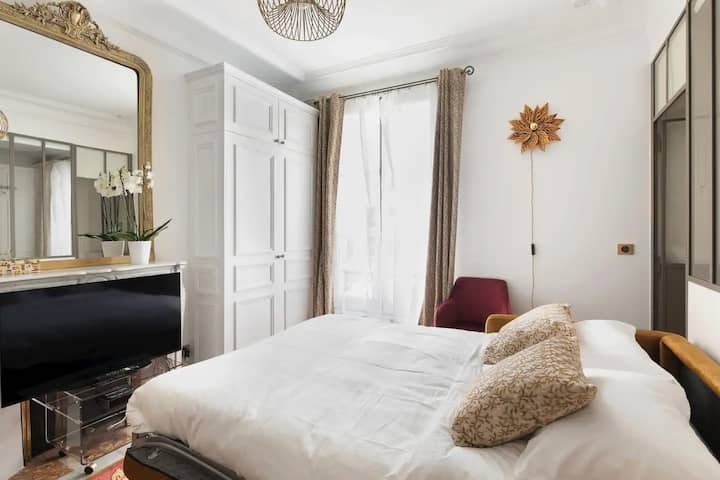 La Maison Kléber – Étoile公寓 客厅的高档沙发床可轻松转换为真正的双人床，配备优质床垫和酒店风格的床上用品，非常适合日常使用，提供真正的舒适和舒适的睡眠。