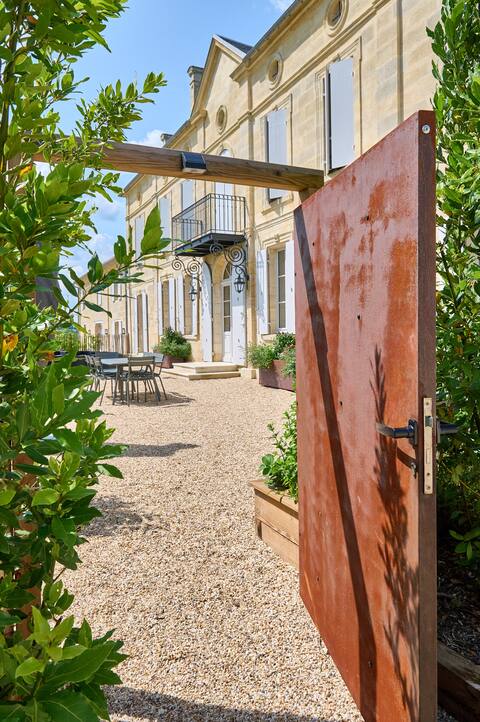 Chateau COUCY Montagne Saint Emilion 5 stars