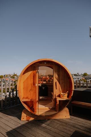 Amazing penthouse with bubblebath-Icebath-sauna gallery image 2