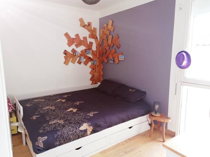 ห้องนอนพร้อมเตียงเลื่อน: เตียงเดี่ยวขนาด 90x190 เปลี่ยนเป็นเตียงคู่ได้ 180x190 ตามคำขอ 