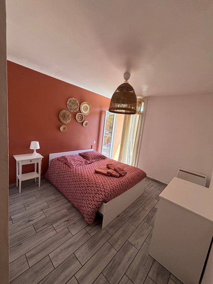 Chumba cha kulala cha terracotta, kilicho na kabati la kujipambia.