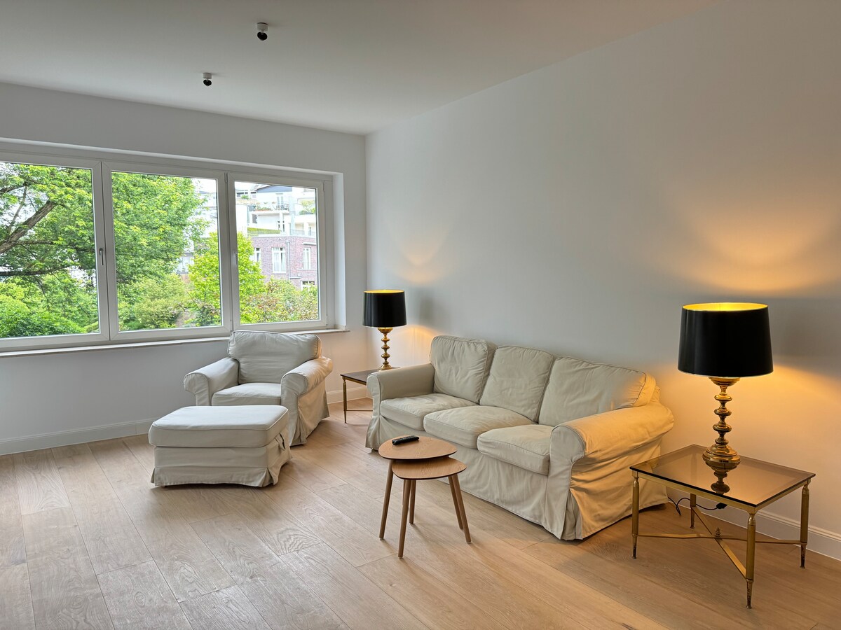 Successful Airbnb property: Bright 3-room apartment & balcony, 100sqm in Oberkassel