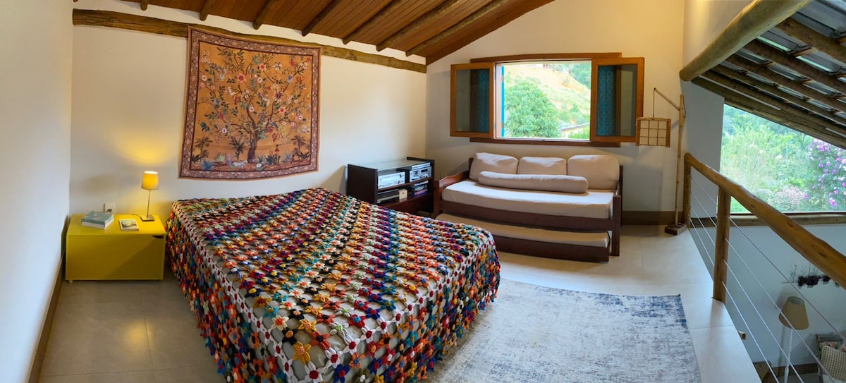 Мецанин, отворен към социална зона/всекидневна. Съдържа двойно двойно легло и двойно легло.