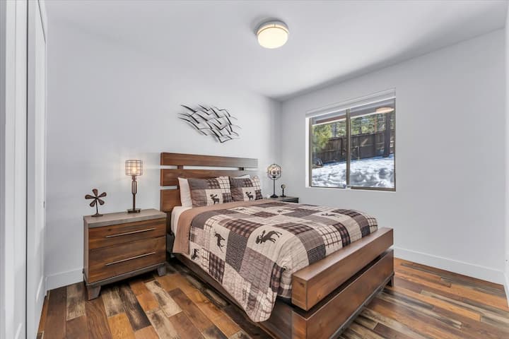 ห้องนอนแขกชั้นล่าง 3 ห้องพร้อมเตียงควีนไซส์และม่านบังแสง