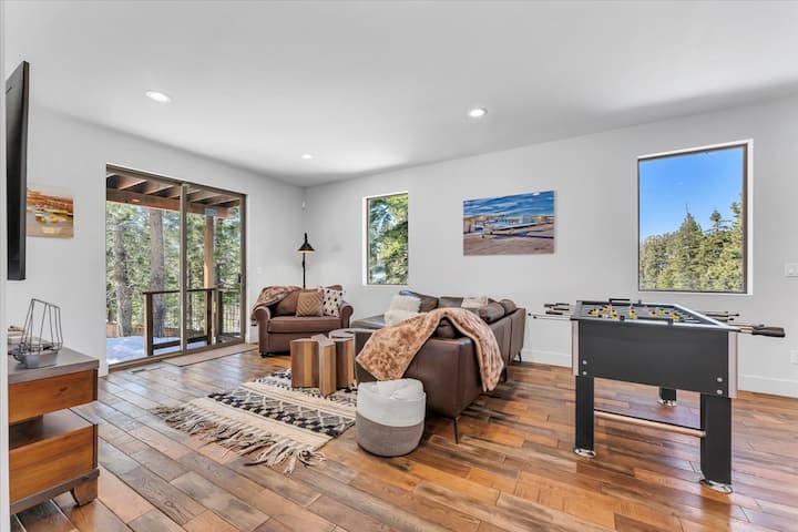 ห้องสำหรับครอบครัวชั้นล่าง/ห้องเล่นเกมพร้อมบาร์เปียกฟุตบอลทีวี 70 "เครื่องคาราโอเกะ Nintendo Wii ดึงเตียงโซฟาเดี่ยวออกมา