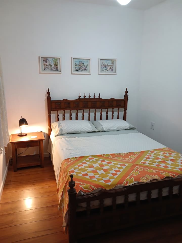 Spavaonica s bračnim krevetom i zidnim klima-uređajem 9000