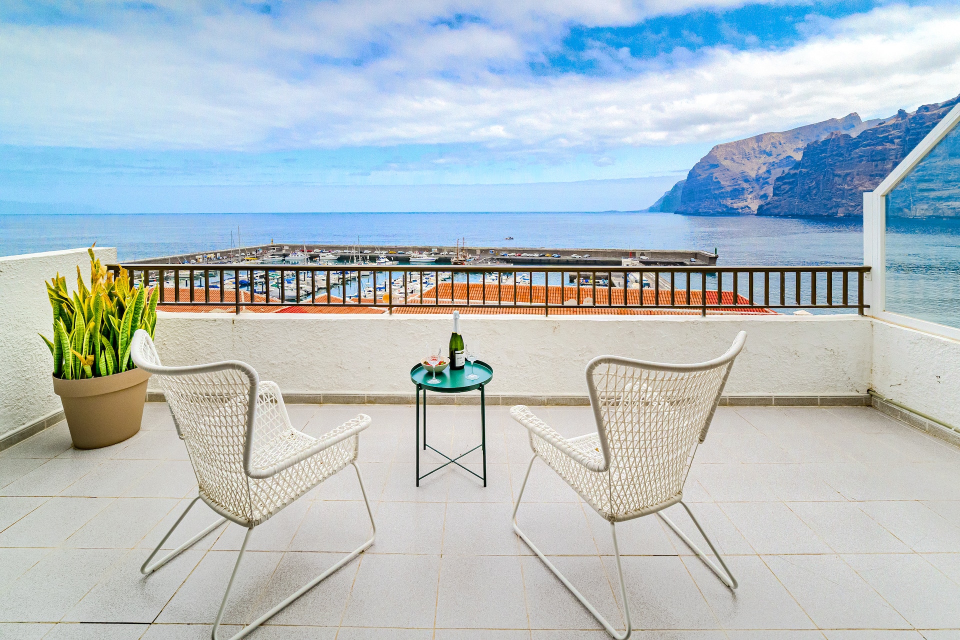 Stunning cliffs and ocean view in Los Gigantes