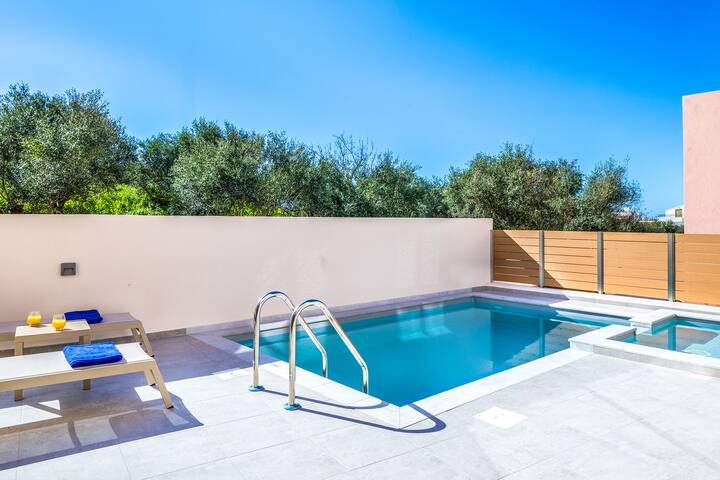 Walk to Beach, Shops & Restaurants / Heated Pool gallery image 4