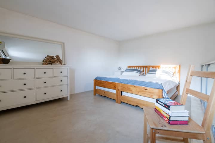 ห้องนอนของเฮย์ลอฟท์อยู่บนชั้นลอยเหนือห้องนั่งเล่น มีเตียงแฝดและเครื่องปรับอากาศ