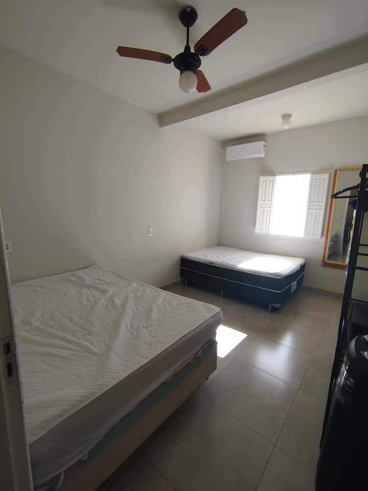 Habitación con aire acondicionado y 02 camas dobles.