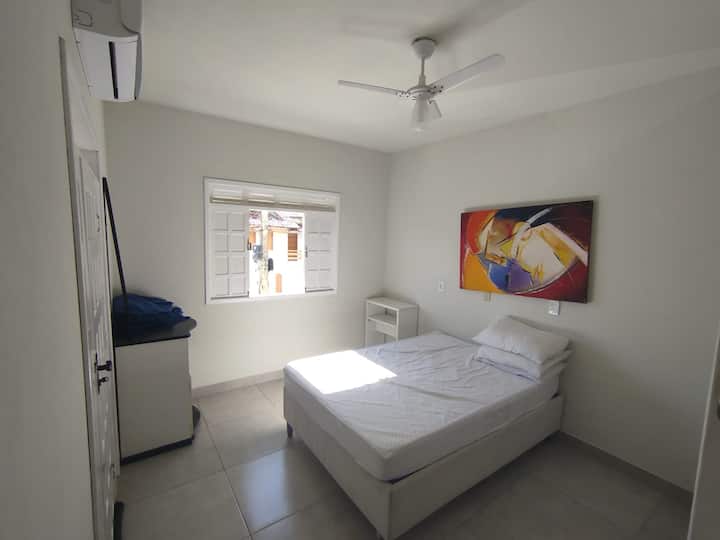 Suite en el segundo piso: aire acondicionado, cama doble, balcón con hamaca de descanso.