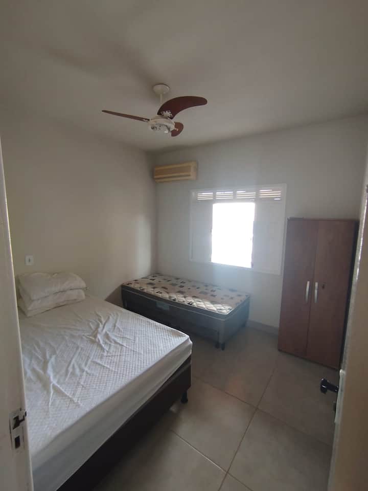 Habitación con aire acondicionado y cama doble + cama individual.