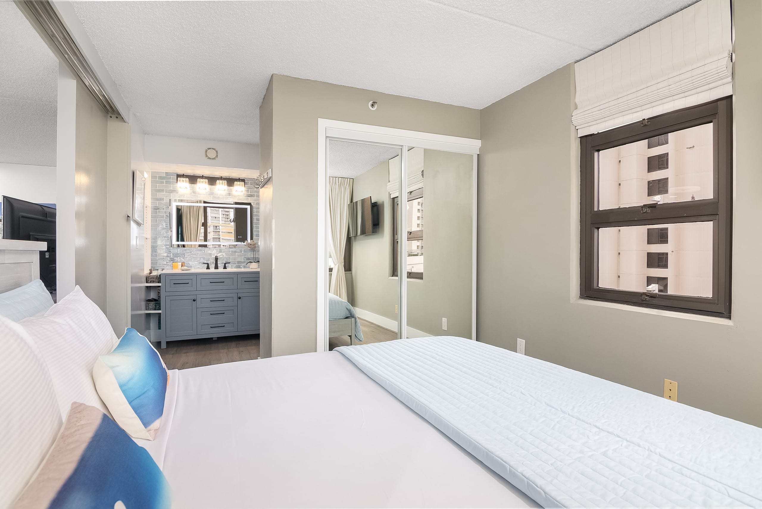 Condo in Honolulu · ★4.92 · 1 bedroom · 2 beds · 1 private bath - Image 36
