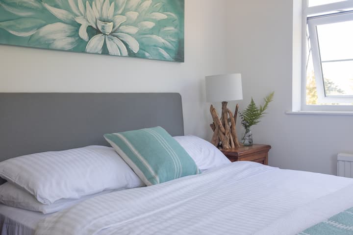 Habitación 7 - The Bolt Hole - 2 habitaciones con entrada propia en la parte trasera de la casa. Impresionantes vistas de doble aspecto sobre el jardín y todo el valle. Ropa de cama 100% de algodón, mantas y cojines verdes tejedores, baño privado con baño, lavabo, gran baño con ducha a ras de suelo