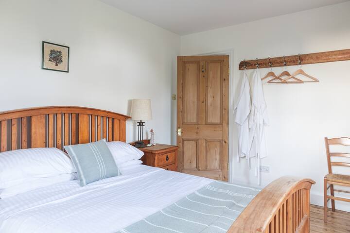 The Green Room: tranquila, espaciosa, con 100% algodón, mantas verdes tejedoras, impresionante habitación de doble aspecto con vistas al césped principal con baño privado.