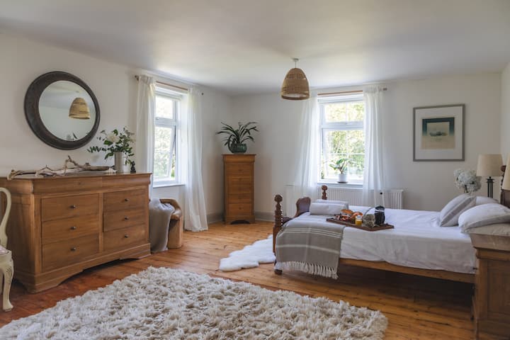 HABITACIÓN 1. El dormitorio principal
Espacio enorme para una cuna/cama individual adicional.
Comparte el baño con el dormitorio/ estudio en la litera. 
Impresionantes vistas de triple aspecto a través de los jardines