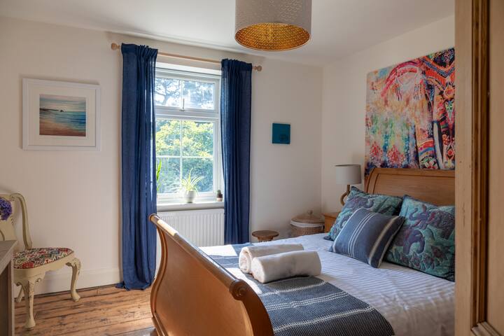 La habitación Blue, una habitación grande y espaciosa y luminosa con una cama tamaño king súper cómoda.
Baño privado en suite con baño
Impresionantes mantas verdes tejedoras, cojines y cortinas de ropa de cama
Ropa de cama de algodón 100%
Toallas incluidas
Libros