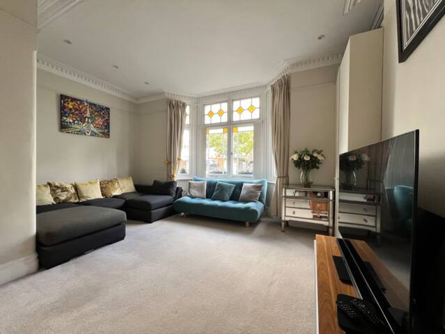 Wimbledon Tennis Retreat + London Holiday Home gallery image 3