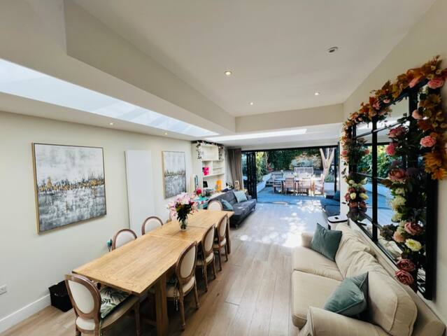 Wimbledon Tennis Retreat + London Holiday Home gallery image 2