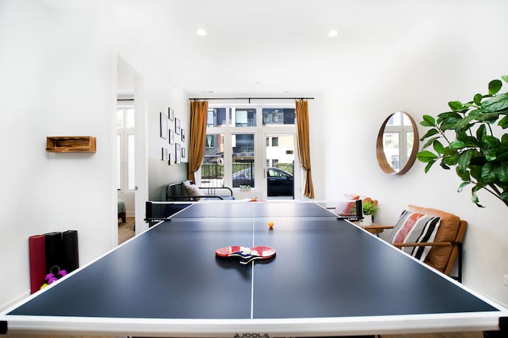 King Bed • No Stairs • Ping-Pong • United Center