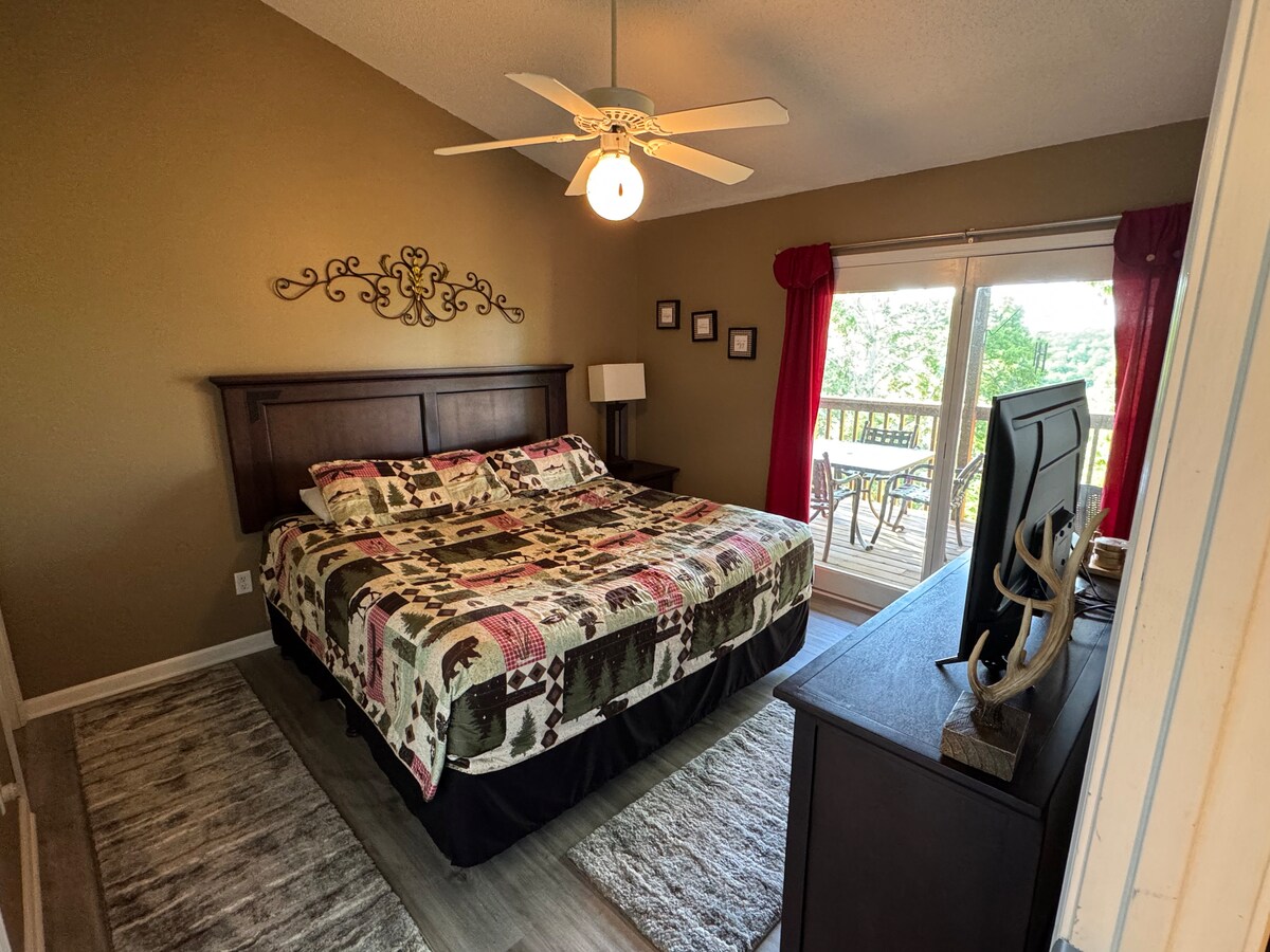 Chambre principale, très grand lit, accès à la terrasse arrière