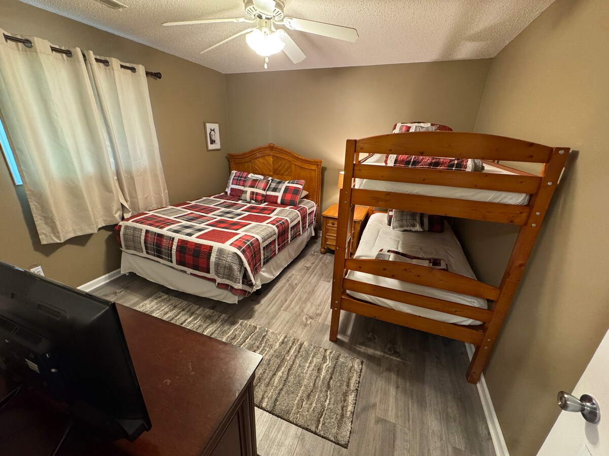 Chambre avec lits superposés! Lit queen et lits jumeaux superposés. Télévision intelligente.