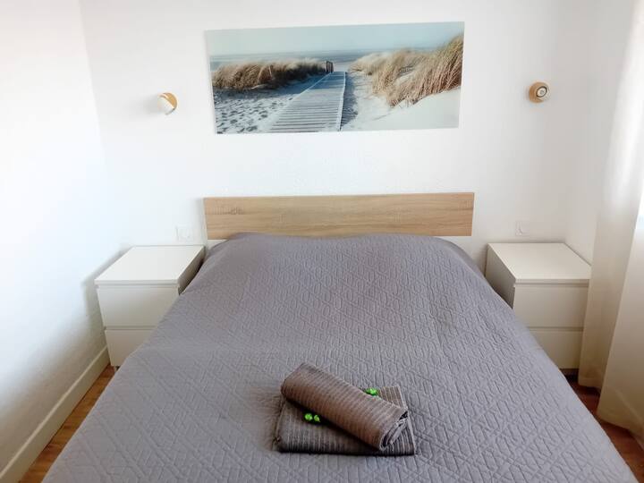 Მყუდრო,  ნათელი ოთახი 140 სმ საწოლით