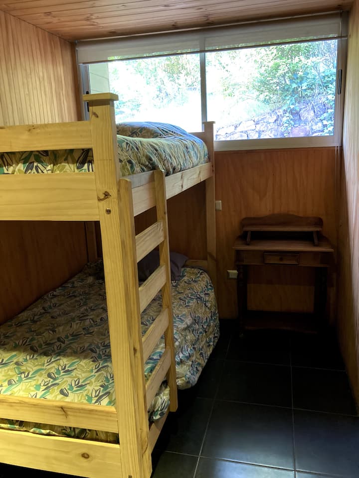 تتوافق هذه الغرفة مع غرفة نوم الخدمة. يحتوي على حمام كامل خاص به وقطعة أثاث لترك الملابس.