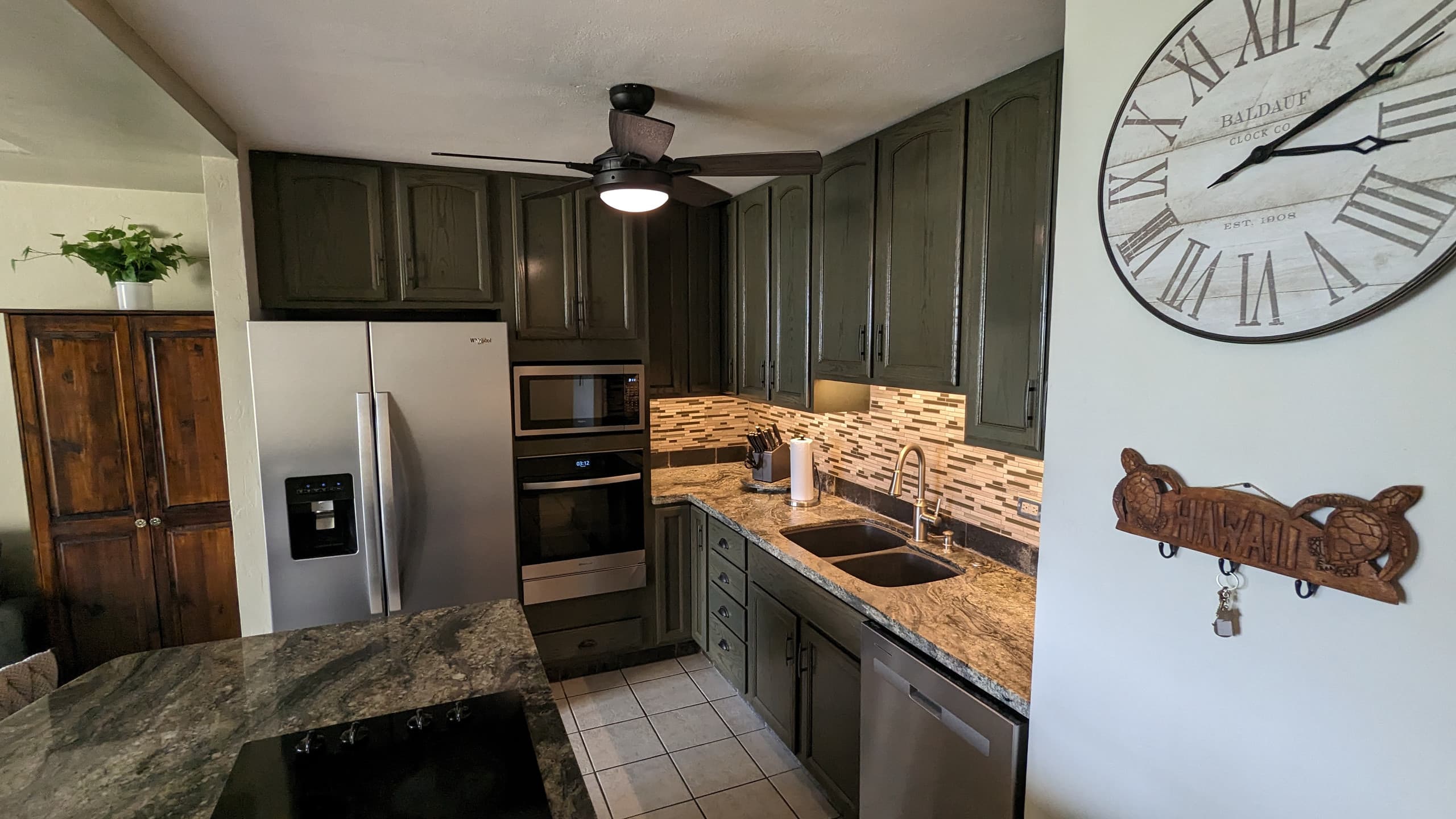 Centrally Located Downtown Kona Condo - Image 6