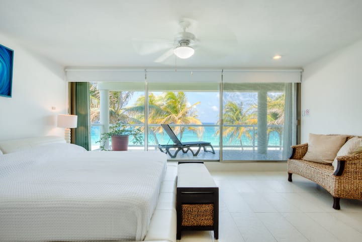 Ექსკლუზიური ვილა კერძო კონდომინიუმში სადღეღამისო დაცვით, საზიარო აუზითა და ოკეანის განსაცვიფრებელი ხედებით. Შედის საუზმე და დალაგება. 