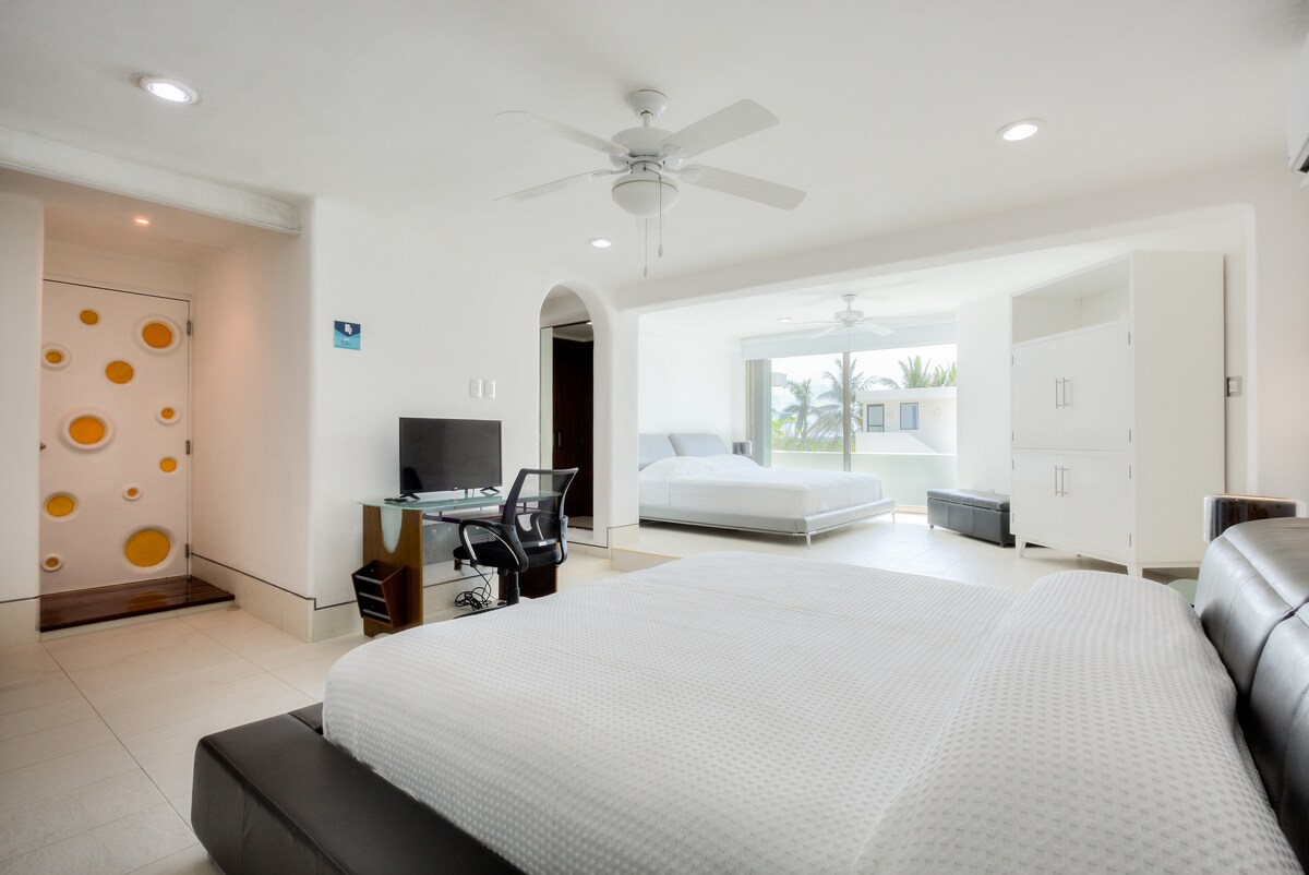 Exkluzívna vila v súkromnom kondomíniu s nepretržitou bezpečnosťou, spoločným bazénom a nádherným výhľadom na oceán. Raňajky a upratovanie sú v cene. 