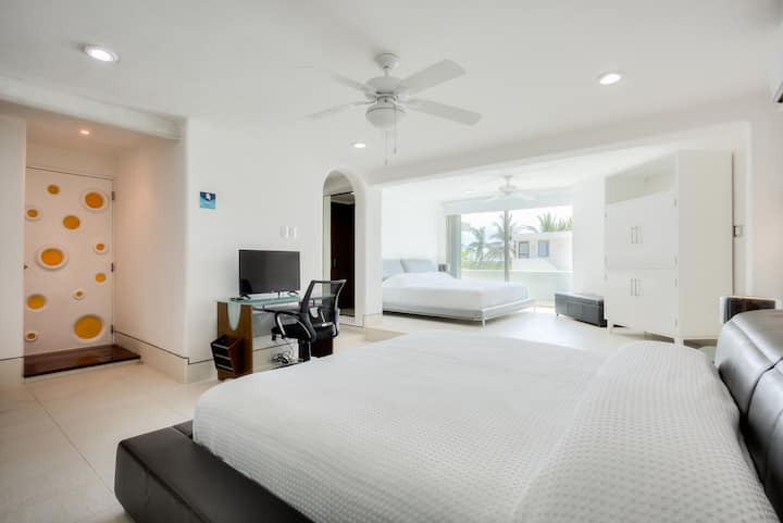 Ექსკლუზიური ვილა კერძო კონდომინიუმში სადღეღამისო დაცვით, საზიარო აუზითა და ოკეანის განსაცვიფრებელი ხედებით. Შედის საუზმე და დალაგება. 