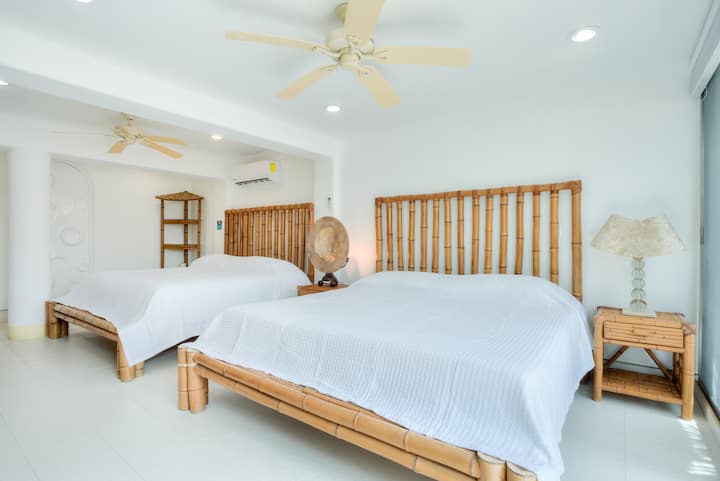 Ექსკლუზიური ვილა კერძო კონდომინიუმში სადღეღამისო დაცვით, საზიარო აუზითა და ოკეანის განსაცვიფრებელი ხედებით. Შედის საუზმე და დალაგება. 