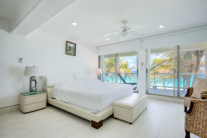 Ექსკლუზიური ვილა კერძო კონდომინიუმში სადღეღამისო დაცვით, საზიარო აუზითა და ოკეანის განსაცვიფრებელი ხედებით. Შედის საუზმე და დალაგება. 