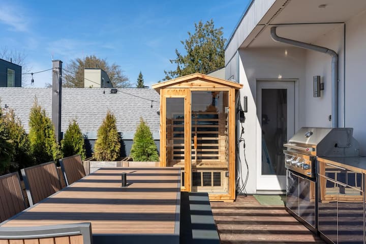 Awesome Location – Private HotTub & Sauna gallery image 4