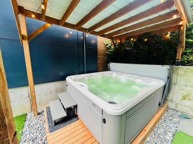 Awesome Location – Private HotTub & Sauna gallery image 2