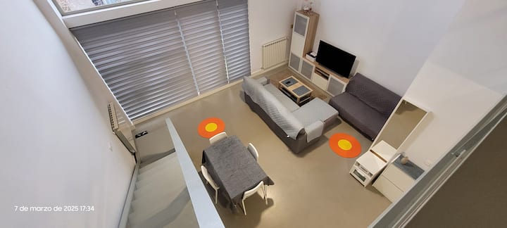 Mwonekano wa chumba cha kulia chakula kutoka ghorofa ya juu. Maeneo yaliyofungwa. 