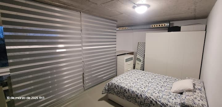 Tazama kutoka kwenye chumba cha kulala huku mikeka ikiwa imekunjwa. Usiku na mchana vimeingiliana.