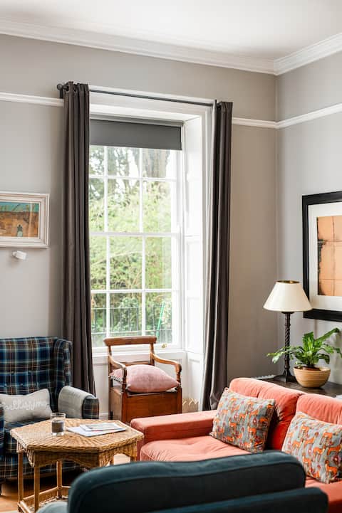 Top performing Airbnb: Artistic Clifton village flat in Bristol