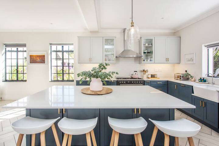 Modern, spacious farmhouse in Constantia gallery image 3