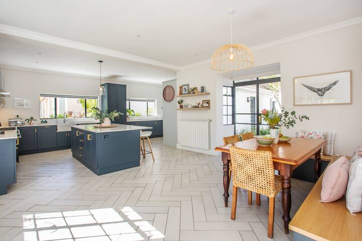 Modern, spacious farmhouse in Constantia gallery image 4